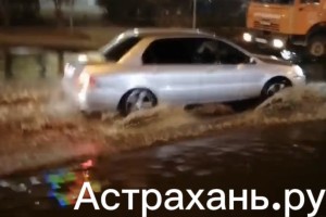 В Астрахани ликвидируют крупную коммунальную аварию