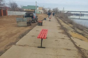 Благоустройство по-астрахански: новые лавочки и тротуар удивили жителей Володарского Благоустройство по-астрахански: новые лавочки и тротуар удивили жителей Володарского