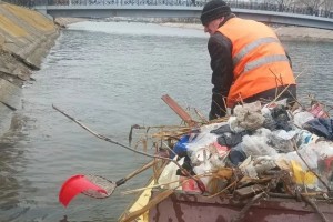В Астрахани взялись за уборку каналов и мостов В Астрахани взялись за уборку каналов и мостов