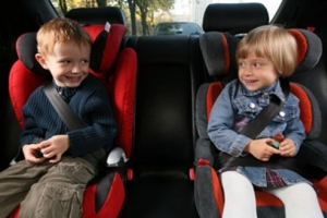 Дети в машине оказались в 12 раз опасней разговора по телефону за рулем