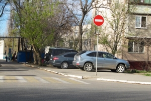 Астраханцы для парковки выбирают пешеходные дорожки