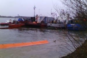 В Астрахани судно, получившее пробоину, отбуксировано на берег