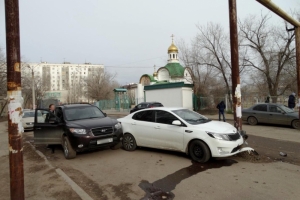 В Астрахани в результате наезда иномарки на металлическую опору теплотрассы пострадала женщина