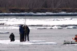 Трое рыбаков оказались на оторванной льдине под Астраханью