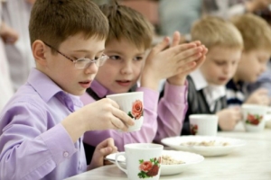 Астраханские школьники больше не будут получать бесплатные завтраки