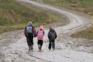 Пешком за знаниями. Школьники Астраханской области остались без автобуса