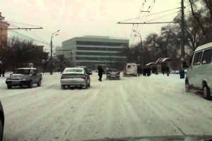 В Астрахани снегопад стал причиной заторов на дорогах