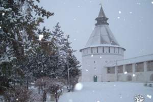 Обильный снегопад засыпал Астрахань, но город живёт в обычном режиме