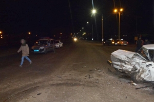 В Астрахани в результате лобового столкновения автомобилей пострадали 3 человека