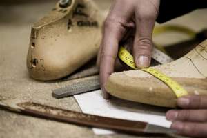 В Астрахани мастера создают индивидуальную кожаную обувь