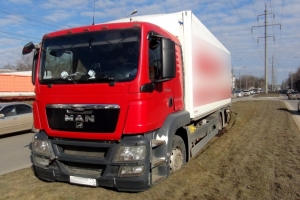 В Астрахани более 2 часов продолжалась эвакуация грузовика, застрявшего на разделительной полосе