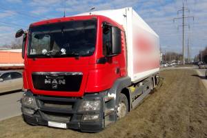 В Астрахани в течение 2 часов эвакуировали грузовик с разделительной полосы