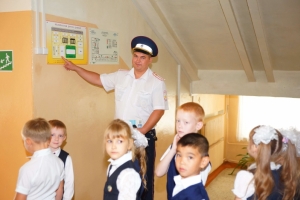 В Астраханской области сотрудники полиции проводят с детьми деловую игру «Дорога без опасности»