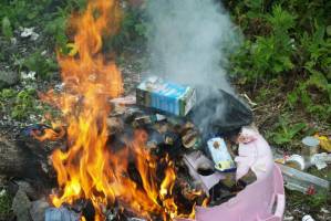 Горы мусора стали причиной пожара в одном из домов Астрахани