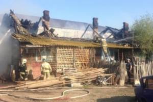 В Астрахани крупный пожар: спасены 10 человек