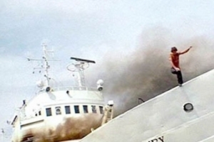 В горящем танкере на Каспии погиб один человек