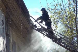 В Астрахани горит дом в центре города