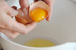 Роспотребнадзор рекомендует астраханцам не готовить из яиц помадку для куличей