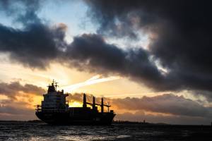 Моряков со сгоревшего в Каспийском море танкера доставили в Астрахань
