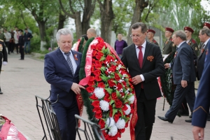 В Астрахани состоялась торжественная церемония возложения венков и цветов к памятникам воинской славы