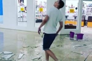 В Астрахани затопило торговый центр «Три кота» (добавлено видео)