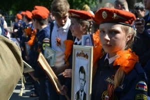 Юные спасатели приняли участие в шествии Бессмертного полка в Астрахани