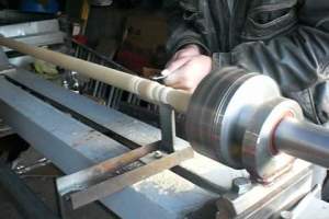 Астраханец создает изделия из древесины, используя лишь старый станок и собственную фантазию
