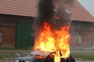 Средь бела дня в Астрахани загорелось авто