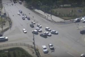 На оживленном перекрестке столкнулись два автомобиля (видео)