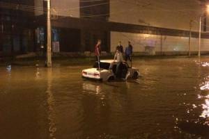 Астраханцы спасались от потопа на крыше авто (фото)