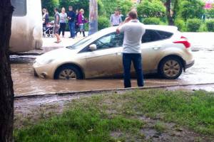 Астраханские автомобилисты продолжают попадать в ямы под лужами