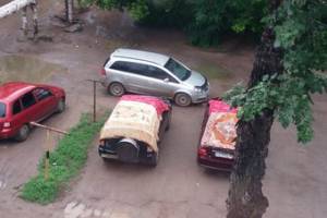 Астраханцы готовятся к граду &#8212; и накрывают машины коврами