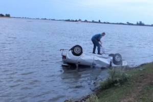В окрестностях Астрахани продолжают всплывать автомобили-утопленники