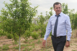 Астраханский губернатор посетил фермерские хозяйства в Харабалинском районе