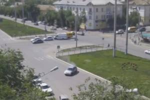В Астрахани &#171;Опель&#187; протаранил три автомобиля (видео)