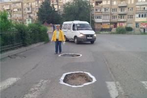 Астраханцы продолжают «воевать» с выбоинами на дорогах