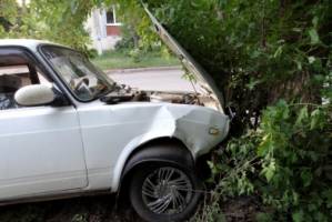 В Астрахани водитель &#171;Жигулей&#187; въехал в дерево
