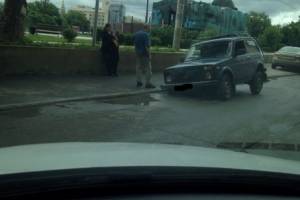 Внедорожник провалился в яму в центре Астрахани