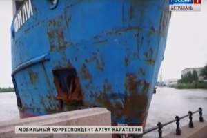 В Астрахани гранитную набережную Волги едва не протаранил сухогруз (Видео)