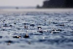 Уровень воды после ливня в некоторых районах Астрахани достигает четверти метра