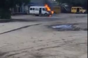 В Астрахани на конечной остановке сгорела маршрутка (видео)