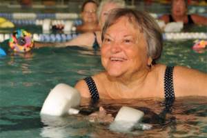 Астраханские пенсионеры бесплатно посещают бассейн