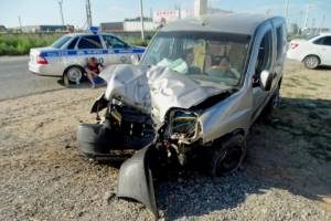 Серьезная авария в Астрахани: автомобиль врезался в столб