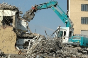 В Астрахани при демонтаже здания погиб тракторист