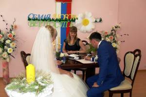 В Астраханской области в День семьи, любви и верности зарегистрировались 94 пары