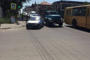 Мусоровоз столкнулся с полицейским автомобилем в Астрахани