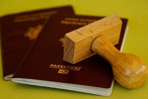 Мужчина вклеил в чужой паспорт свою фотографию и пытался пересечь границу