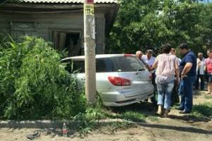 В Астрахани иномарка протаранила дом