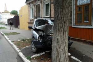 В Астрахани скончался водитель, который на скорости въехал в дерево