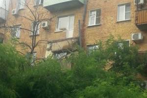На улице Николая Островского обрушился балкон (фото)
